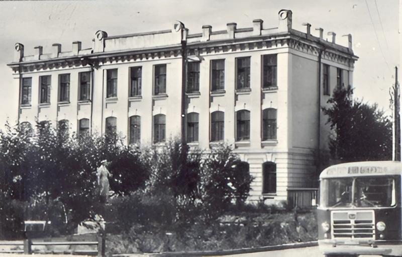 Здание школы № 2, конец 50-х. В сквере установлен памятник Сталину.jpg
