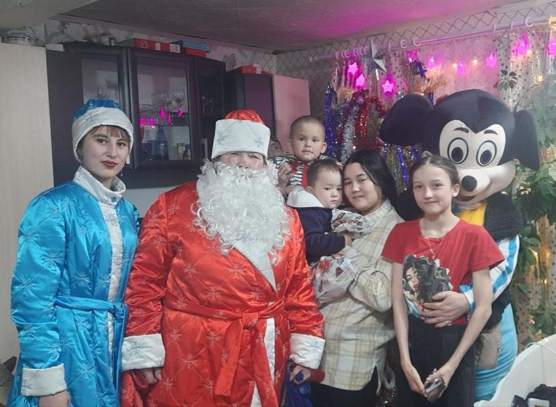 Дед Мороз и сказочные персонажи поздравляли детей Новодоронинска дома. Фото предоставлено Инной Батеевой.