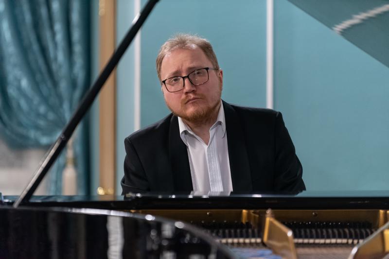 Фортепианист Михаил Турпанов. Фото Евгения Галузы