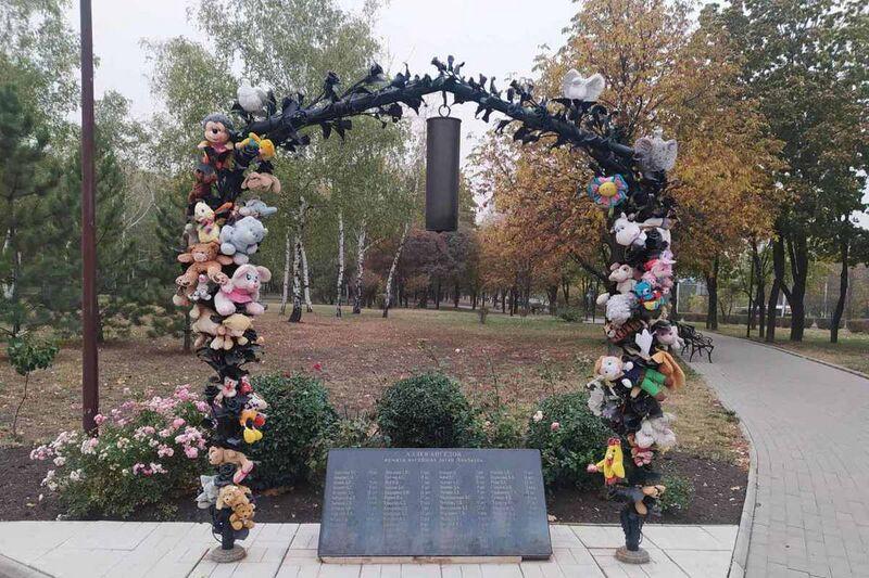 Арка на Аллее ангелов в Донецке. Фото: ''Руксперт''