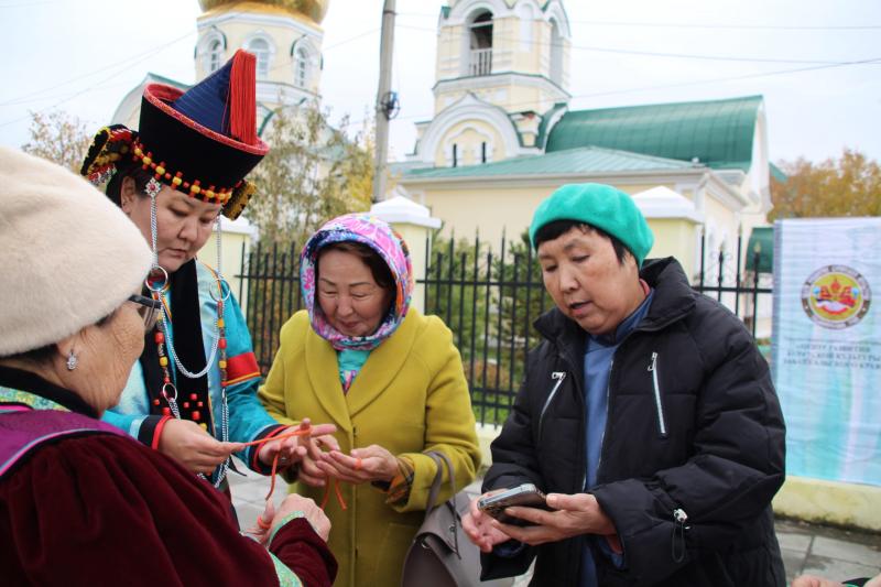 Мастер-класс по плетению бурятской пуговицы. Фото: сайт Центра развития бурятской культуры Забайкальского края.