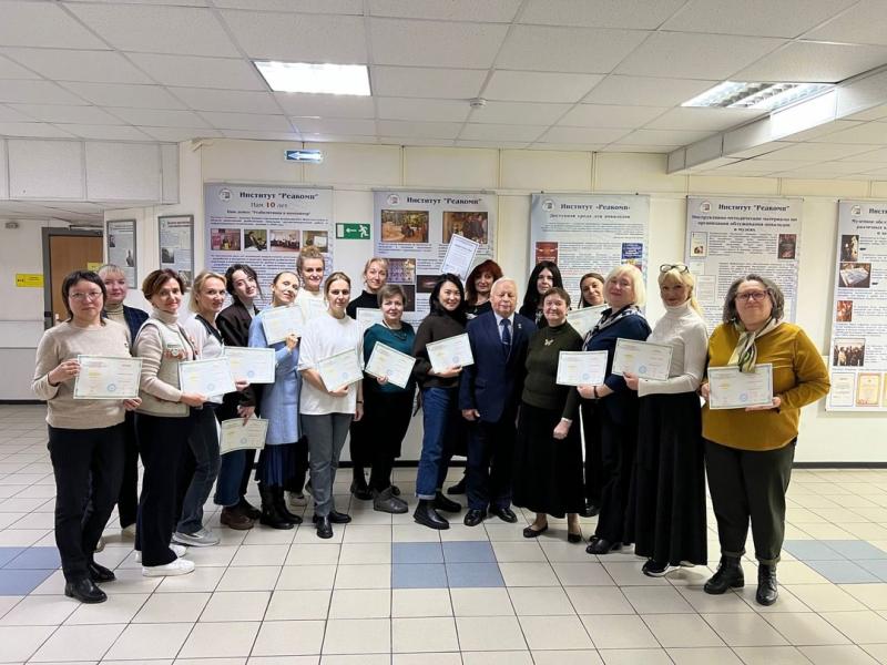 Ольга Насакдоржиева получила сертификат. Фото: страница специализированной библиотеки для незрячих и слабовидящих во «ВКонтакте».