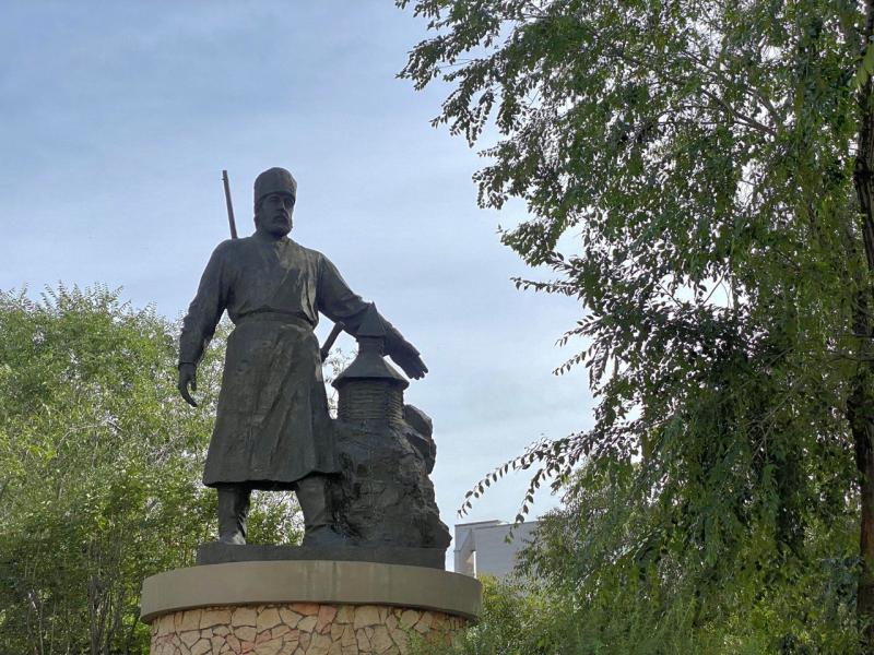 Памятник Петру Бекетову. Фото Светланы Шашловой.